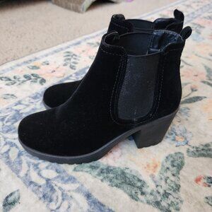 Black Boohoo Size 7 (5/38) Velvet Heeled Chelsea Boots